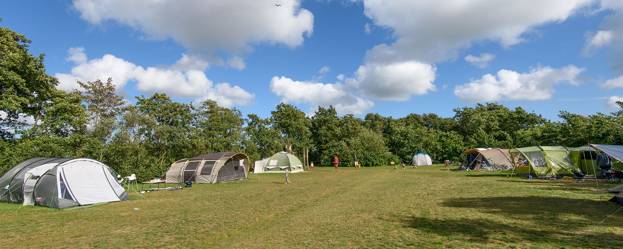 Kampeerterrein met tenten in de zomer.